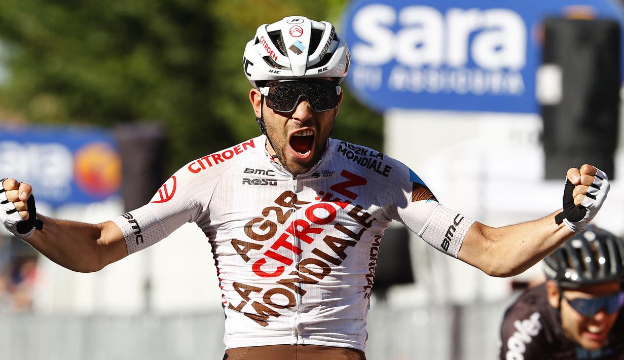 Pembalap Italia dari tim AG2R, Andrea Vendrame memenangi etape ke-12 Balap Sepeda Giro d'Italia 2021 antara Siena, Tuscany dan Bagno di Romagna sejauh 212 km, Kamis (20/5/2021). (AFP/Luca Bettini)