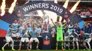 Para pemain Manchester City merayakan gelar juara Piala FA setelah mengalahkan Watford pada laga final di Stadion Wembley, London, Sabtu (18/5). City menang 6-0 atas Watford. (AFP/Glyn Kirk)