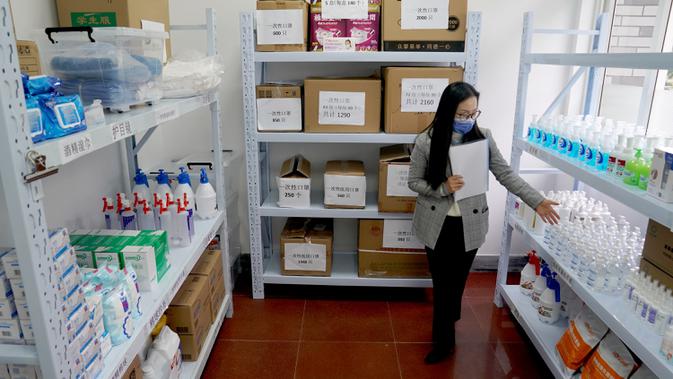 Gudang penyimpanan material pencegahan dan pengendalian epidemi di sekolah menengah pertama di Shanghai (21/4/2020). Sekolah-sekolah di kota tersebut aktif melakukan persiapan penuh menjelang pembukaan kembali kegiatan belajar-mengajar guna memastikan keselamatan siswa dan guru. (Xinhua/Liu Ying)