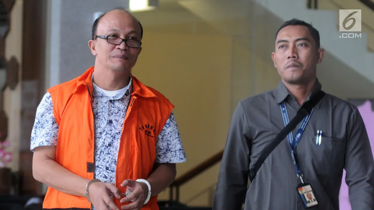Senyum Anggota DPRD Sumut Tohonan Silalahi Usai Diperiksa KPK