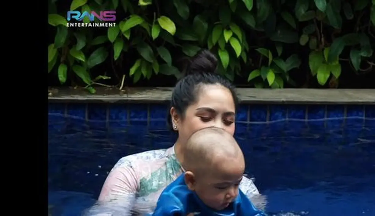 Masih bayi, Cipung udah ada aja ya kegiatannya. (Youtube.com/Rans Entertainment)