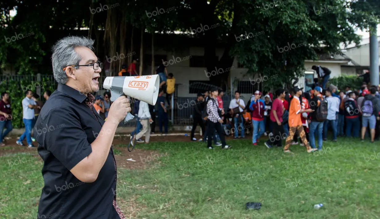 Dengan semangat, Bung Ferry berkeliling lapangan untuk mengingatkan The Jakmania agar tetap rapi dan menjaga kondisi agar laga uji coba bisa berlangsung tertib. (Bola.com/Vitalis Yogi Trisna)