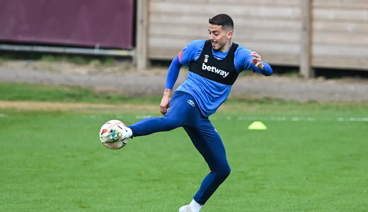<p>Gelandang West Ham United, Pablo Fornals mengontrol bola saat mengambil bagian dalam sesi latihan di tempat latihan West Ham United di London timur (4/5/2022). West Ham akan bertanding melawan Eintracht Frankfurt pada leg kedua semifinal Liga Europa di di Deutsche Bank Park. (AFP/Justin Tallis)</p>