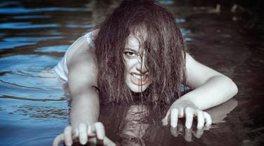 Bikin Merinding Sesosok Hantu Tertangkap Kamera Di Dalam