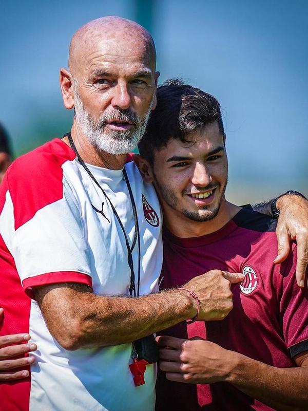 Pelatih AC Milan Stefano Pioli dan pemain yang baru direkrut, Brahim Diaz. (foto: www.instagram.com/acmilan)