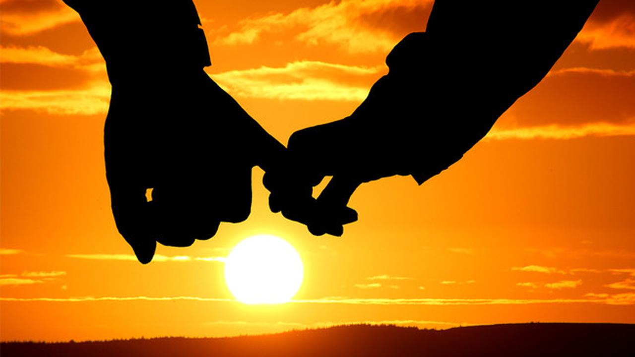 Demi Cinta, Suami Rela 8 Jam Gendong Istri ke Puncak Gunung