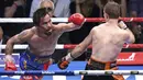 Petinju Filipina, Manny Pacquiao, berusaha meninju Jeff Horn di Stadion Suncorp, Brisbane, Australia, Minggu (2/7/2017). Jeff Horn berhasil merebut sabuk juara kelas welter versi WBO dari tangan Pacquiao. (EPA/Dan Peled)