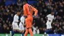 Edouard Mendy tidak berdaya dan dipaksa tiga kali memungut bola dari gawangnya. Ketiga gol Real Madrid tersebut diborong Karim Benzema, masing-masing pada menit ke-21, 24, dan 46. (AFP/Glyn Kirk)