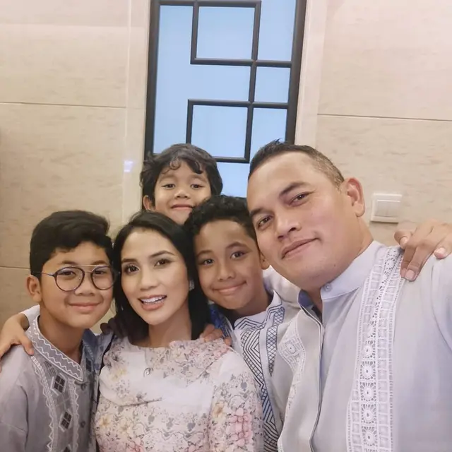 6 Potret Keluarga Kecil Anindhita Anestya Anak Kedua Aburizal Bakrie, Harmonis