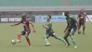 Pemain Persipura Jayapura, Boaz Solossa melewati adangan para pemain PS TNI pada lanjutan Liga 1 2017 di Stadion Patriot, Bekasi (4/11/2017). PS TNI menang 2-1. (Bola.com/Rizal Febriansyah)