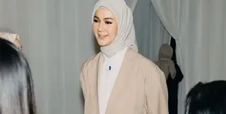 Sebagai seorang pebisnis, Paula tetap mempertahankan gaya elegannya yang khas. Ia kerap terlihat mengenakan blazer, yang menjadi simbol perempuan modern yang kuat, percaya diri, dan profesional. [@paula_verhoeven].