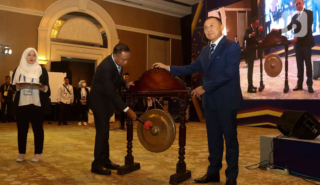 Menteri Pemuda dan Olahraga (Menpora), Zainudin Amali didampingi Ketua Umum PSSI Mochamad Iriawan memukul gong sebagai simbolis pembukaan Kongres Luar Biasa (KLB) PSSI di Hotel Shangri-La, Jakarta Pusat, Kamis (16/2/2023). KLB ini akan memilih 15 Eksekutif Komite (Exco) PSSI untuk periode 2023-2027 yang terdiri dari satu Ketum, dua Wakil Ketua Umum (Waketum), dan 12 anggota Exco. (Liputan6.com/Herman Zakharia)