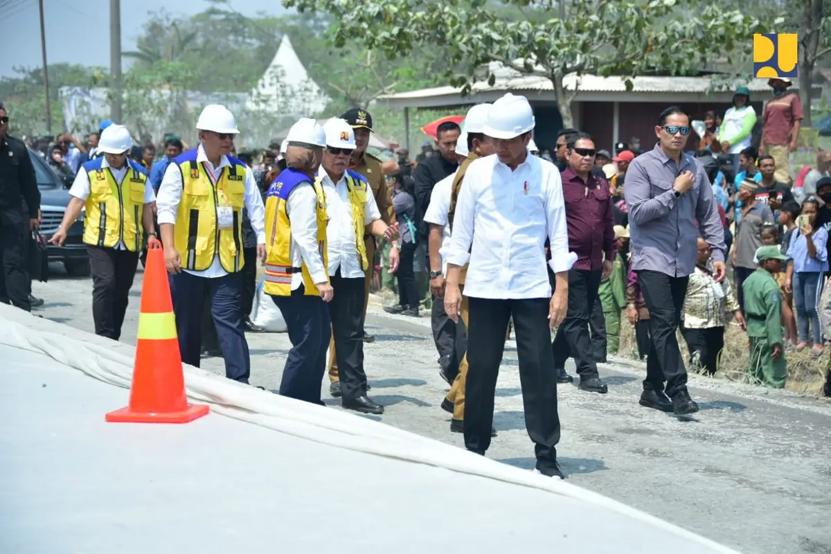 Presiden Jokowi meninjau progres pelaksanaan konstruksi ruas jalan Simpang Randu-Seputih Surabaya, yang berada di Kecamatan Rumbia, Kabupaten Lampung Tengah, Lampung, Jumat (27/10/2023)