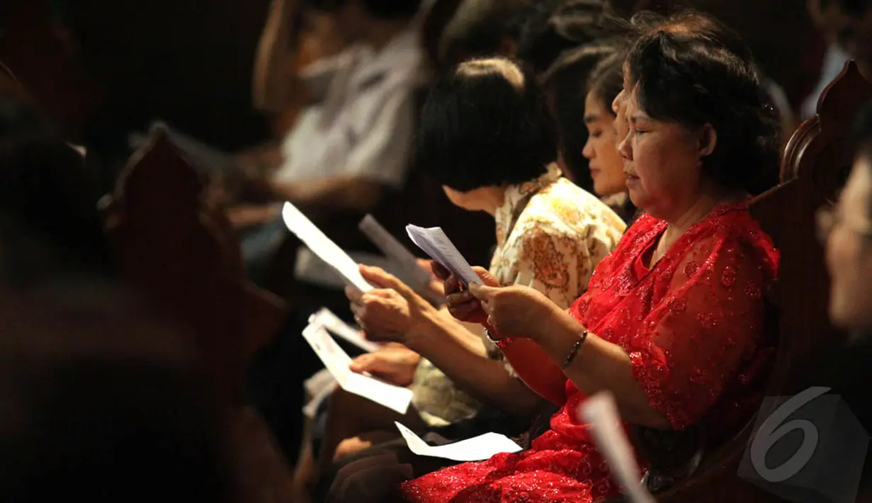 Jemaat mengikuti misa Natal di Gereja Katedral, Jakarta, Kamis (25/12/2014). (Liputan6.com/Faizal Fanani)