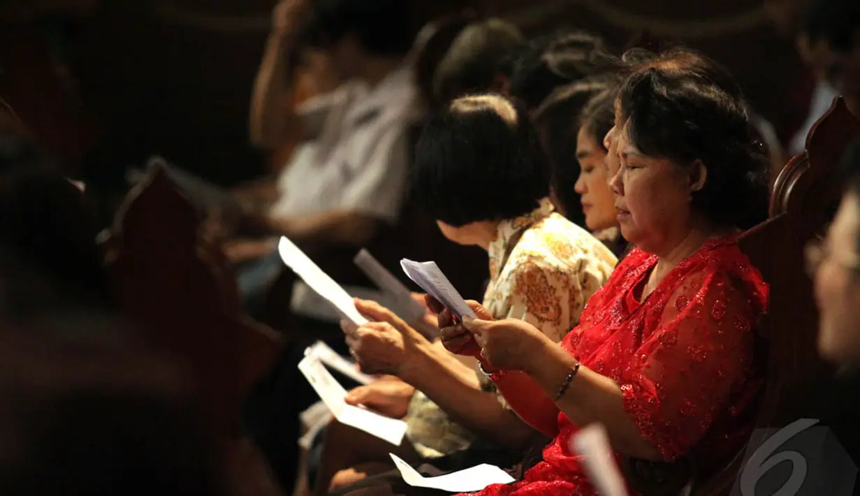 Jemaat mengikuti misa Natal di Gereja Katedral, Jakarta, Kamis (25/12/2014). (Liputan6.com/Faizal Fanani)