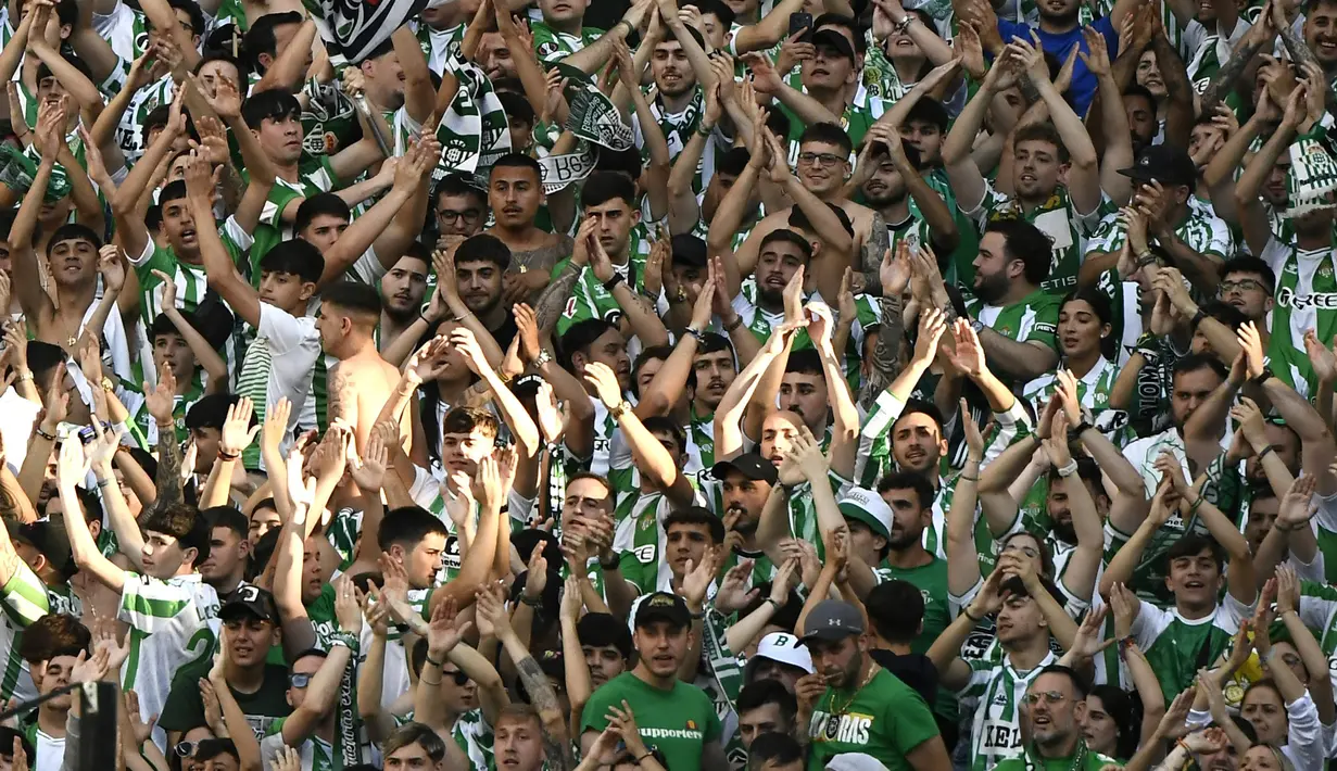 Pencapaian ini mengakhiri penantian panjang selama 21 tahun bagi para pendukung Real Betis untuk kembali bersaing di kompetisi kasta tertinggi Eropa tersebut. Partisipasi terakhir klub berjuluk El Glorioso ini di Liga Champions tercatat pada musim 2005-2006 silam. (AFP/Cristina Quicler)