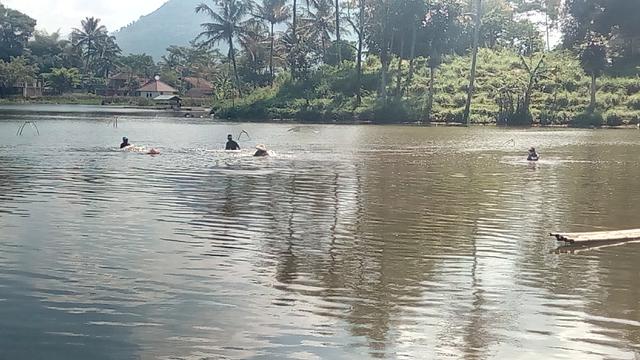 Sambut Pagi dengan Naik Rakit di Situ Cangkuang