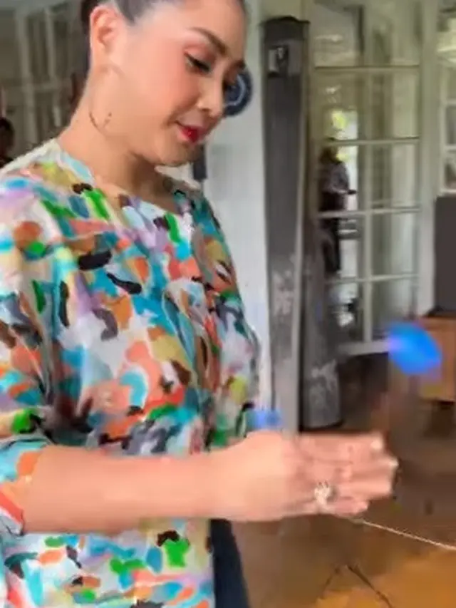 Nagita Slavina main lato-lato. (Foto: Instagram/raffinagita1717)