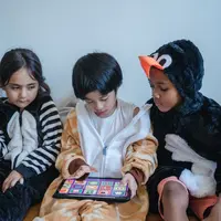 Ilustrasi sekelompok anak bermain tablet. (Sumber foto: Pexels.com).