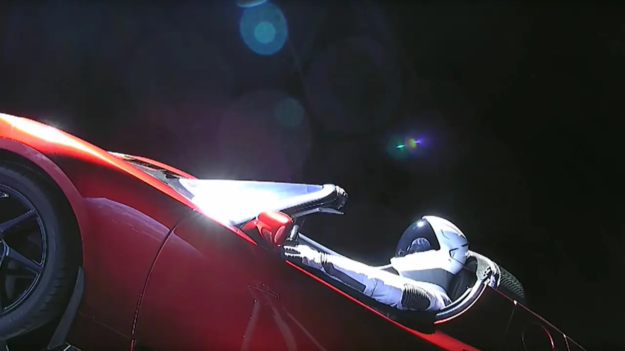 Lewat Roket Falcon Heavy, Ini Mobil Listrik Pertama yang ke Luar Angkasa