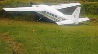 Sebuah pesawat terbang Caravan Daby Air PK-DPP kecelakaan dengan menabrak bukit di Lapangan Terbang Pogapa, Distrik Homeyo, Kabupaten Intan Jaya, Papua saat akan mendarat. (Merdeka).