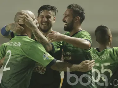 Pemain PS TNI, Leonel Nunez, melakukan selebrasi usai mencetak gol ke gawang PSM Makassar pada laga Liga 1 Indonesia di Stadion Pakansari, Bogor (15/05/2017). PS TNI menang 2-1. (Bola.com/M Iqbal Ichsan)