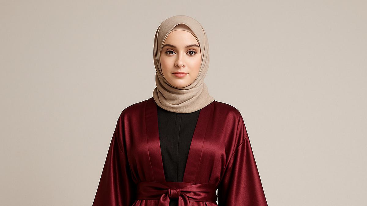 7 Model Dress Panjang Longgar Kombinasi Satin Muslim, Tetap Syar’i dan Fashionable