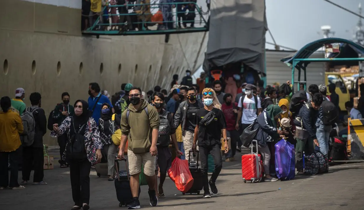 <p>Penumpang turun dari kapal di pelabuhan di Surabaya, Jawa Timur, Kamis (28/4/2022). Orang-orang melakukan perjalanan ke kota asalnya menjelang Idul Fitri yang menandai berakhirnya bulan suci Ramadhan. (Juni Kriswanto/AFP)</p>