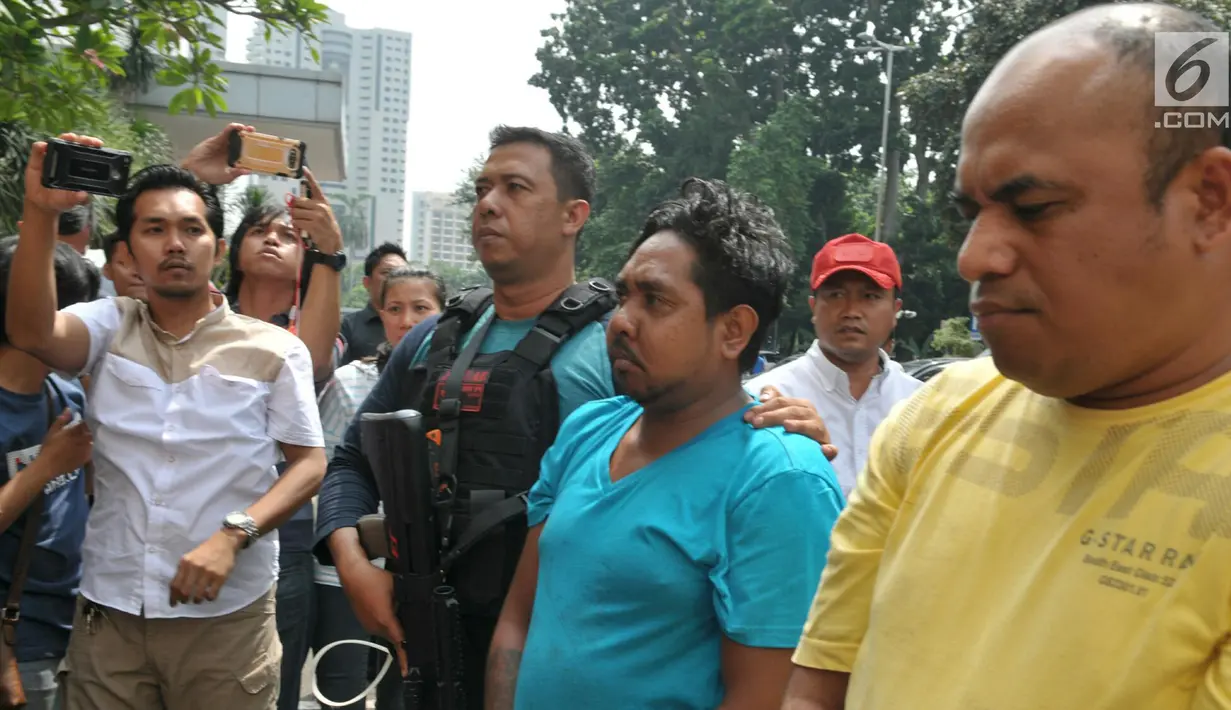 Polisi mengawal dua pelaku pengeroyokan dan penganiayaan ahli informasi teknologi (IT) Hermansyah saat digiring ke Polda Metro Jaya, Jakarta (12/7). (Liputan6.com/Pool)