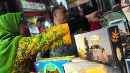 Jelang Ramadan, para pedagang kurma di Pasar Tanah Abang mulai kebanjiran pembeli, Jakarta, Kamis (26/6/14). (Liputan6.com/Faizal Fanani) 