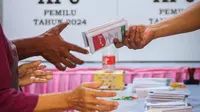 KPU Kota Tangerang telah memastikan keamanan logistik Pemilihan Umum (Pemilu) setelah mengevakuasi logistik tersebut dari lokasi banjir lalu. (Liputan6.com/Angga Yuniar)