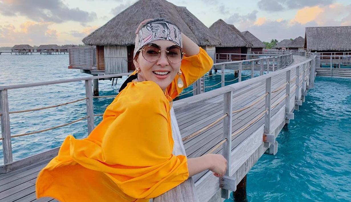 Dalam kesempatannya mengunjungi Bora Bora, Syahrini mengaku bahagia bisa liburan di sana. Pesona air laut yang indah membuat Syahrini tampak jelas bahagia. Di Bora Bora, Syahrini tampak mencolok dengan outer berwarna kuning ditemani hiasan kepala yang modis abis. (Liputan6.com/IG/@princessyahrini)