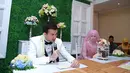 Khidmat dan sakralnya suasana akad nikah Risty Tagor dan Stuart Collin (M. Akrom Sukarya/Bintang.com)