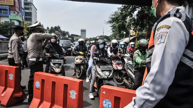 Suasana Penyekatan PPKM Darurat di Jalan Basuki Rahmat