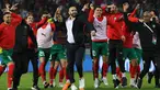 Pelatih Maroko Walid Reragui (Tengah) dan para pemainnya menyapa para suporter setelah laga uji coba internasional melawan Brasil di Grand Stade de Tanger, Tangier, Minggu (26/3/2023) pagi WIB. Timnas Maroko kembali membuat kejutan dengan membungkam Brasil 2-1. (Photo by Fadel Senna / AFP)