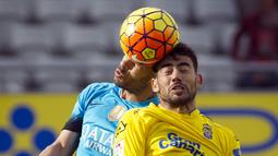 Pemain Barcelona, Javier Mascherano (kiri) berduel dengan pemain Las Palmas, Pedro Tanasu 'Tana' pada lanjutan La Liga Spanyol pekan ke-25 di Stadion Gran Canaria, Las Palmas de Gran Canaria, Sabtu (20/2/2016) malam WIB. (AFP / Jaime Reina)