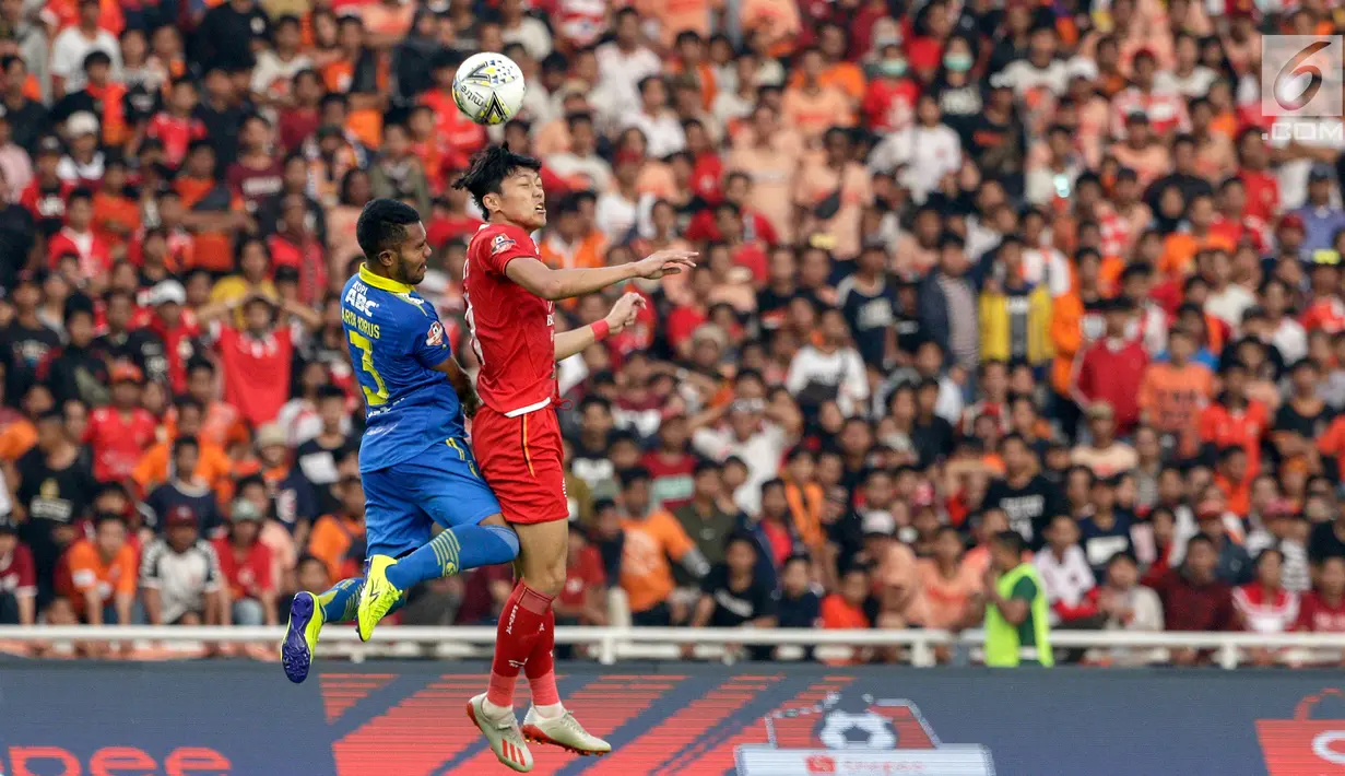 Striker Persija Jakarta, Feby Eka, berebut bola dengan pemain Persib Bandung pada laga pekan kedelapan Shopee Liga 1 2019 di Stadion Utama Gelora Bung Karno, Senayan, Jakarta, Rabu (10/7/2019). Persija dan Persib bermain imbang. (bola.com/Yoppy Renato)