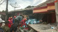 Satu unit truk boks menabrak toko dan sejumlah kendaraan hingga ringsek di Jalan Raya Puncak, tepatnya di Desa Tugu Utara, Kecamatan Cisarua, Kabupaten Bogor, Selasa (23/1/2024). (Liputan6.com/Achmad Sudarno).