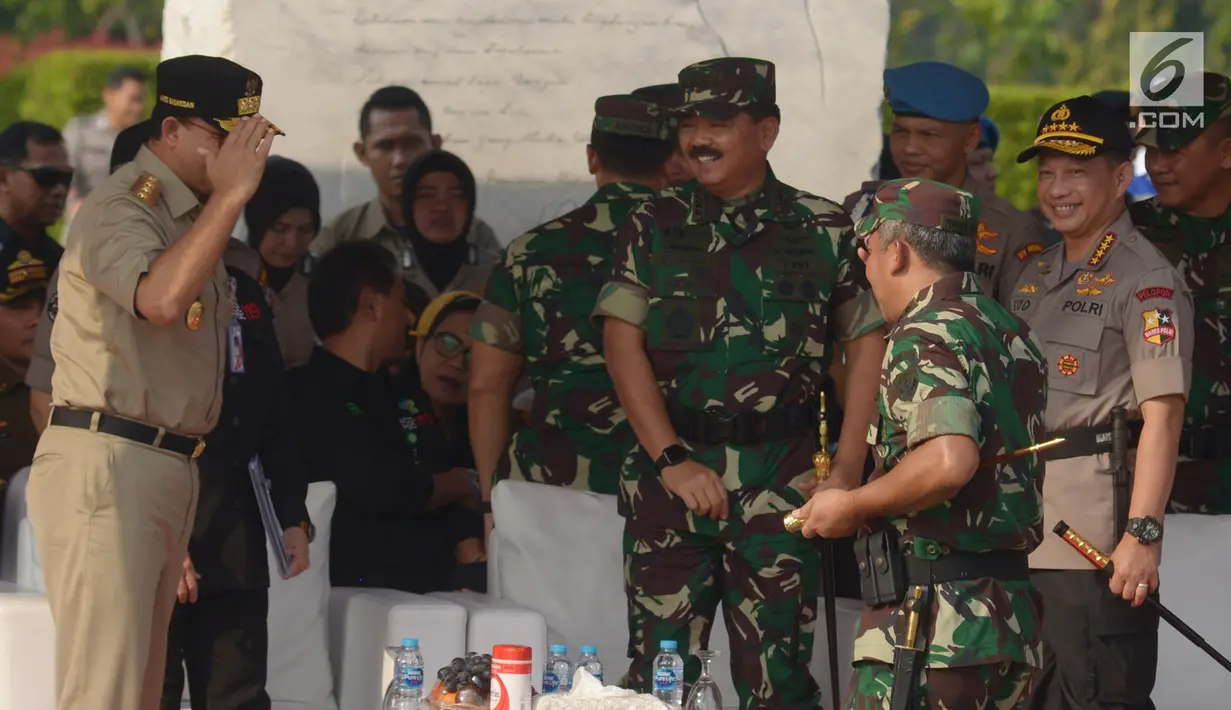 Kapolri Jenderal Tito Karnavian dan Panglima TNI Marsekal Hadi Tjahjanto menghadiri apel bersama di Silang Monas, Jakarta, Kamis (13/6/2019). Apel dalam rangka konsolidasi Ketupat Jaya 2019 dan Kesiapan Pengamanan Sidang Perselisihan Hasil Pemilihan Umum (PHPU) di MK. (merdeka.com/Imam Buhori)