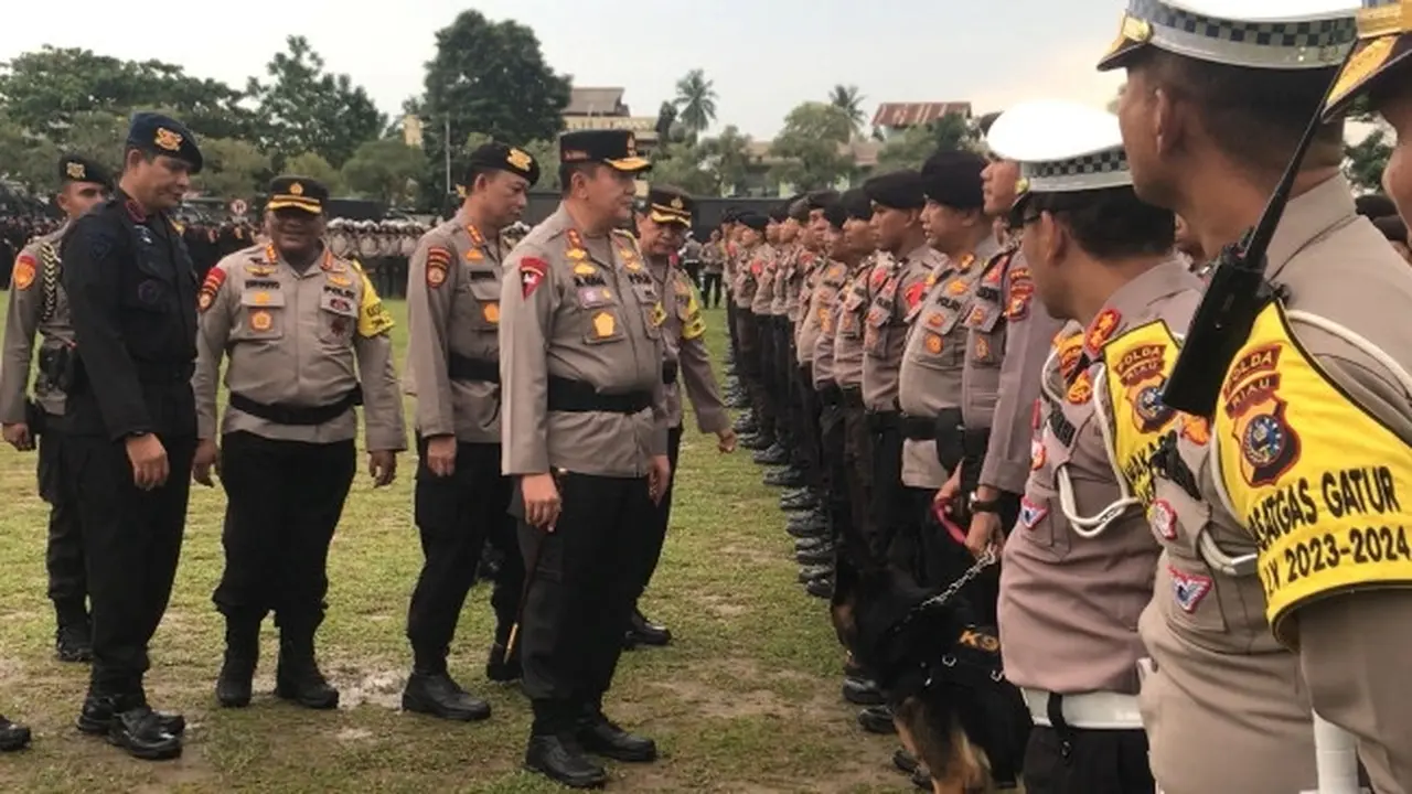 Kapolda Riau Irjen Mohammad Iqbal mengecek pasukan yang diterjunkan dalam pengamanan kampanye pemilihan umum.