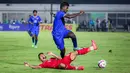 <p>Pemain Timnas Indonesia U-20, Muhammad Alfharezzi Buffon (bawah) berusaha merebut bola pemain Maladewa, Shanaan Rashaad pada laga Kualifikasi Piala Asia U-20 2025 di Stadion Madya, Senayan, Jakarta, Rabu (25/09/2024). (Bola.com/Bagaskara Lazuardi)</p>