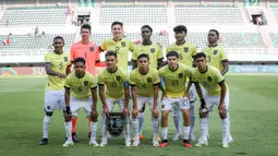Para pemain starting XI Timnas Ekuador U-17 berfoto sebelum dimulainya laga kedua Grup A Piala Dunia U-17 2023 menghadapi Timnas Maroko U-17 di Stadion Gelora Bung Tomo (GBT), Surabaya, Senin (13/11/2023). (Bola.com/Bagaskara Lazuardi)