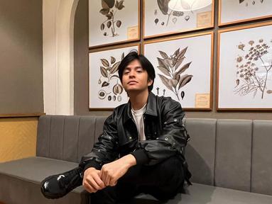 Melihat penampilan Angga Yunanda saat mengenakan jaket hitam ini, tak sedikit netizen yang menyebutnya punya aura akkor Korea, Taehyung. Gaya kece-nya sukses menemani Shenina Cinnamon makan malam. (Liputan6.com/IG/@anggayunandareal16).