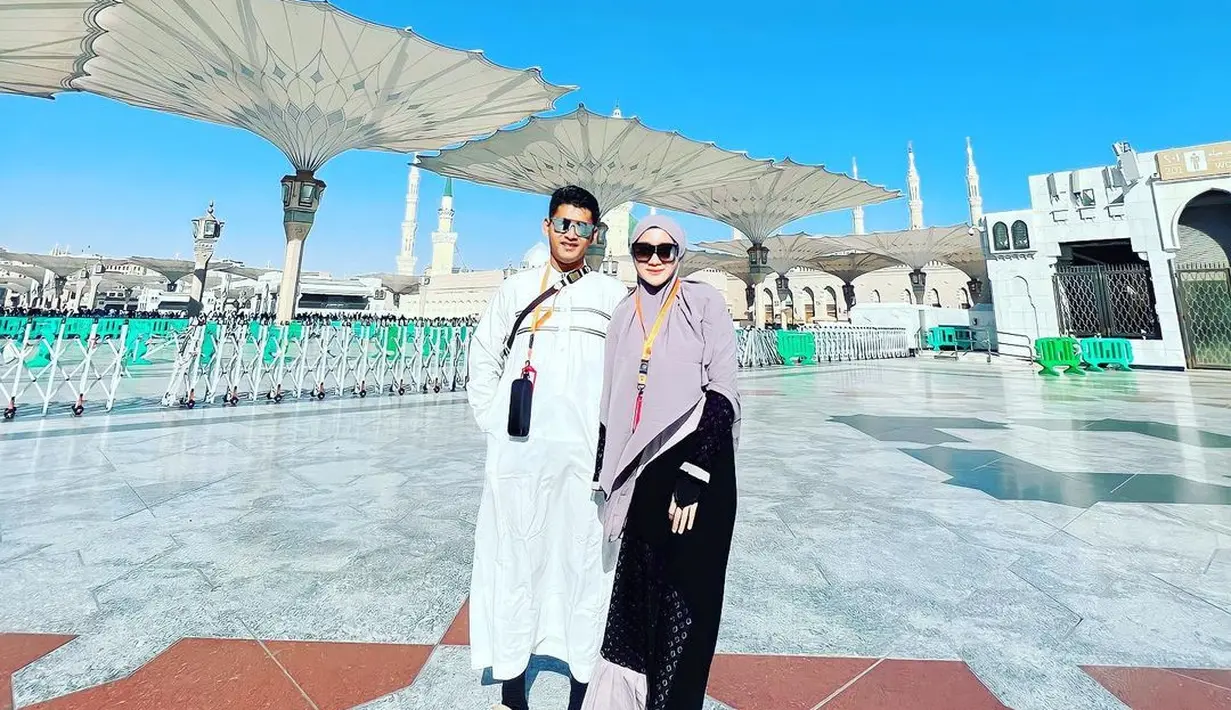 Bulan Februari lalu, Yeni Inka dan suami membagikan momen umrah bersama. Menurut sang suami, umrah ini sekaligus honeymoon. "Alhamdulilah honeymoon di tanah suci @yeniinka," tulis khrisnashakti. [Instagram/khrisnashakti]