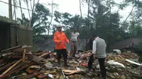 Bupati Sukabumi mengingatkan warga untuk tidak berharap pemda membantu membangun kembali rumah yang rusak karena gempa secara utuh. (Liputan6.com/Mulvi Mohammad)