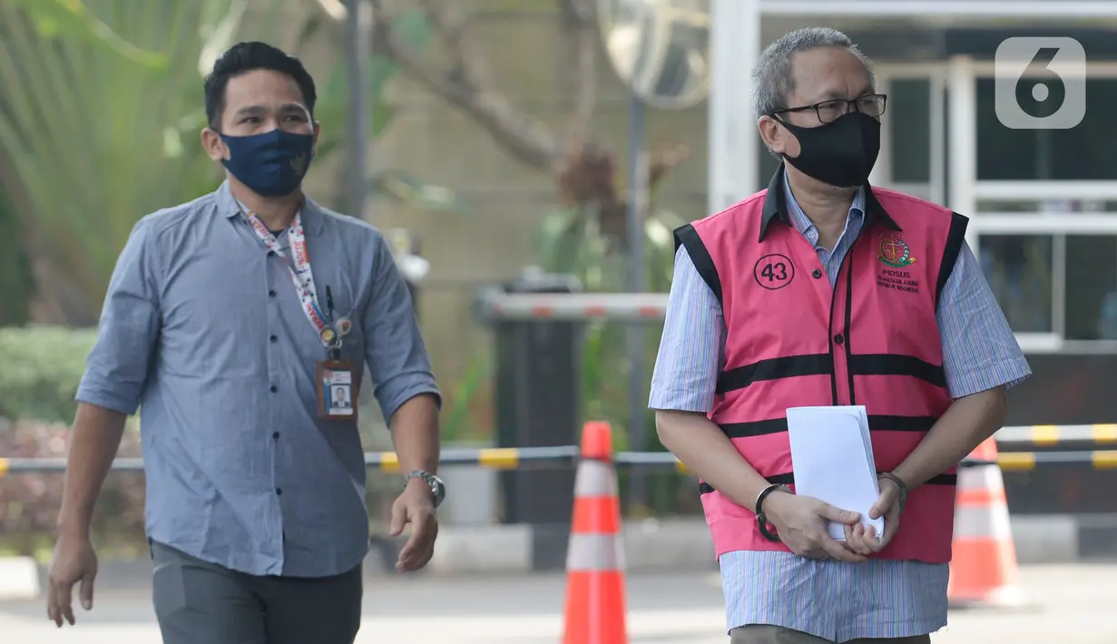 Mantan Dirut PT Danareksa Sekurita, Marciano Herdondrie Herman tiba di Gedung KPK, Jakarta, Kamis (25/6/2020). Marciano diperiksa sebagai tersangka terkait kasus dugaan korupsi pemberian fasilitas pembiayaan dari PT Danareksa Sekuritas kepada PT Evio Sekuritas tahun 2014-2015. (merdeka.com/Dwi Narwo