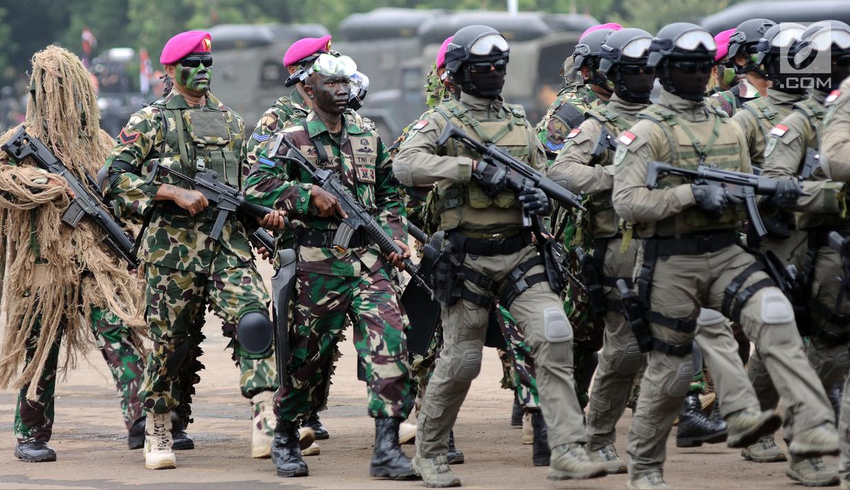 Pasukan elit Korps Marinir berdefile saat upacara HUT Korps Marinir ke-72 di Kesatrian Marinir Hartono, Cilandak, Jakarta, Rabu (15/11). HUT Marinir ke-72 bertema Marinir Prajurit Pejuang dan Profesional. (Liputan6.com/Helmi Fithriansyah)