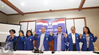 Wakil Ketua Umum PAN Bara Hasibuan (tengah) berfoto bersama dengan dan jajaran pengurus PAN lainnya usai memberikan keterangan dalam acara refleksi akhir tahun di Kantor DPP PAN, Jakarta, Selasa (29/12). (Liputan6.com/Immanuel Antonius)