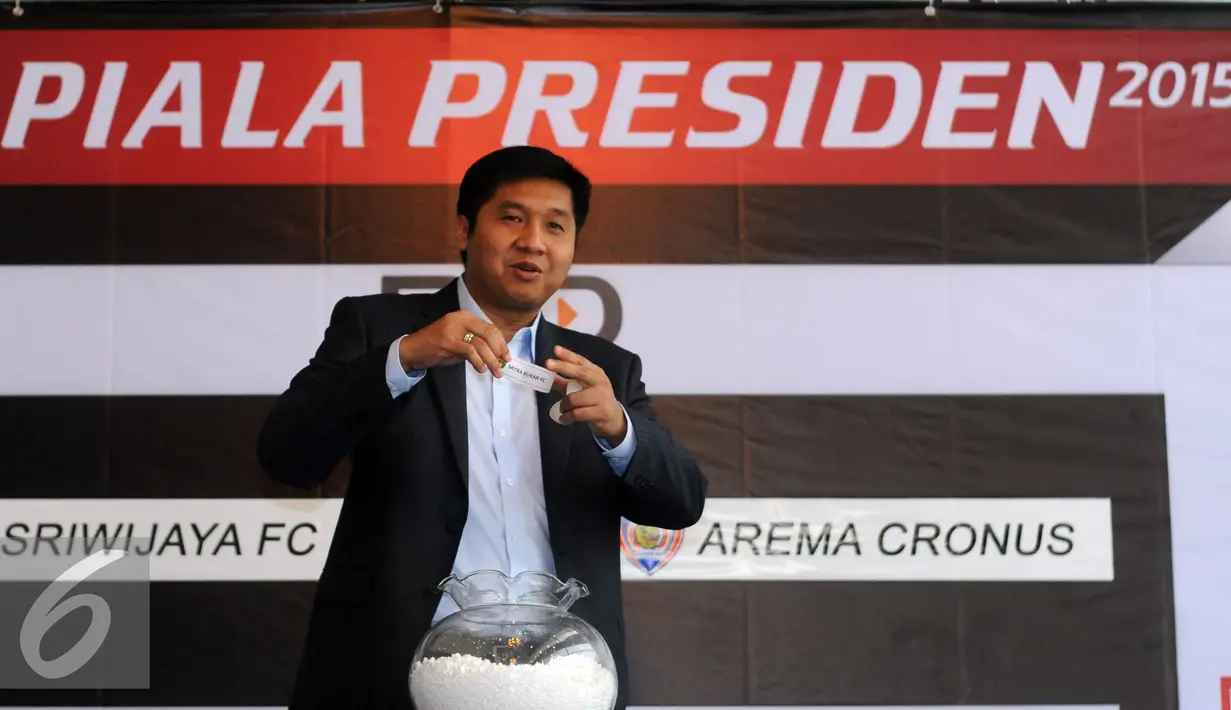 Pengawas turnamen, Maruarar Sirait melakukan pengundian Babak Delapan Besar Piala Presiden 2015 di Jakarta, Selasa (29/9/2015). Laga Delapan Besar Piala Presiden 2015 akan berlangsung pada 3 Oktober mendatang. (Liputan6.com/Helmi Fithriansyah)