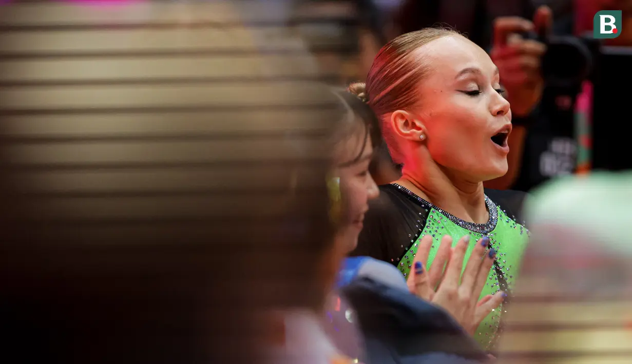 Ekspresi pesenam asal Russia, Angelina Melnikova saat memenangkan kategori All-Around putri Kejuaraan Dunia Gimnastik 2025 di Indonesia Arena, Senayan, Jakarta, Kamis (23/10/2025). (Bola.com/Bagaskara Lazuardi)